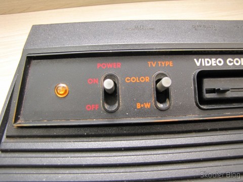 Detalhe do LED âmbar que acende quando o console está ligado