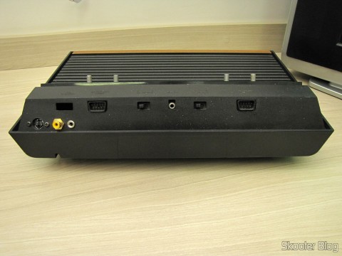 Parte traseira do Atari VCS/2600 com a saída de S-Vídeo, de Vídeo Composto e Áudio Estéreo