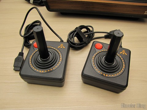 Joysticks do Atari Flashback 2, compatíveis com o Atari VCS/2600