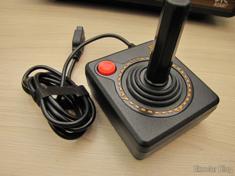 Joysticks do Atari Flashback 2, compatíveis com o Atari VCS/2600