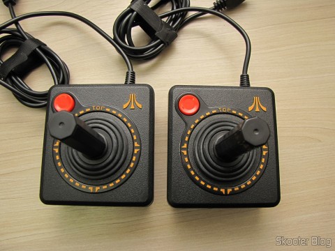Joysticks do Atari Flashback 2, compatíveis com o Atari VCS/2600
