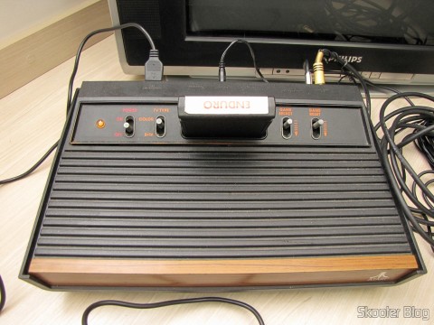 O Atari VCS/2600 com S-Vídeo, Vídeo Composto, Áudio Estéreo e Pausa pronto para funcionar