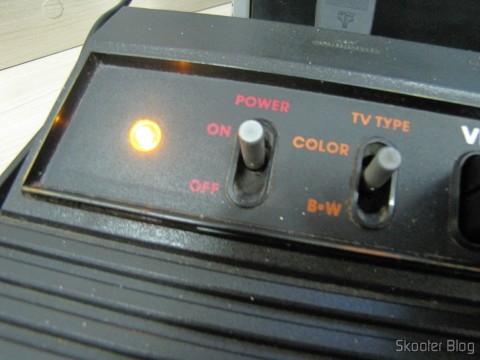 Atari VCS/2600 em funcionamento, o LED âmbar se acende