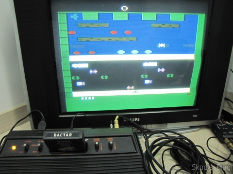 Frogger no Atari VCS/2600 através da saída de vídeo composto