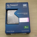 DealExtreme (DX): Disco Rígido (HD) Externo Western Digital (WD) My Passport Ultra 1TB Portátil Externo USB 3.0 Disco Rígido (HD) Externo Western Digital (WD) My Passport Ultra 1TB Portátil Externo USB 3.0, em sua embalagem