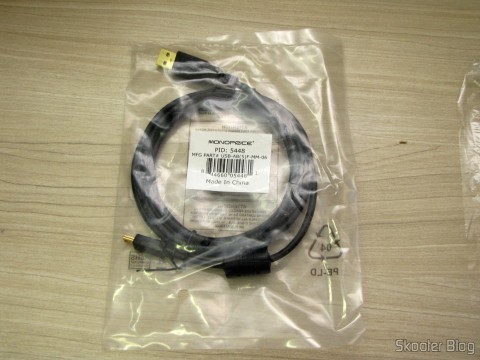 Cabo USB que acompanha o Harmony Cartridge - O cartucho com memória flash para o Atari 2600