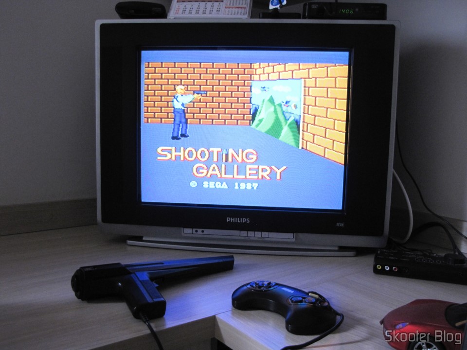 O Mega Drive III em funcionamento com os jogos de Master System que usam a Pistola Light Phaser