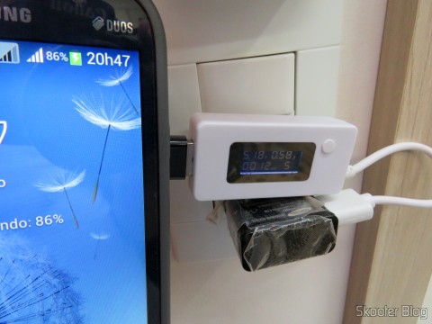 Samsung Galaxy Grand Duos no carregador original, para comparação