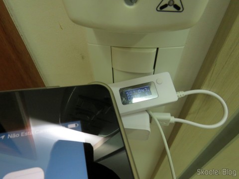 Teste do Carregador c/ Duas Saídas USB para iPhone, iPad, iPod, Samsung Galaxy Tab, etc., com o iPad