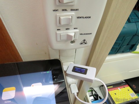iPad com o carregador original, para comparação