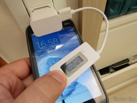 Teste do Carregador c/ Duas Saídas USB para iPhone, iPad, iPod, Samsung Galaxy Tab, etc. com um celular Samsung Galaxy Grand Duos