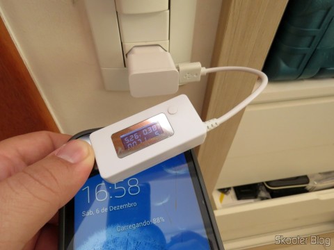 Teste do Carregador c/ Duas Saídas USB para iPhone, iPad, iPod, Samsung Galaxy Tab, etc. com um celular Samsung Galaxy Grand Duos