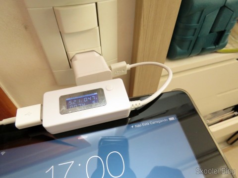 Teste do Carregador c/ Duas Saídas USB para iPhone, iPad, iPod, Samsung Galaxy Tab, etc. com um tablet iPad