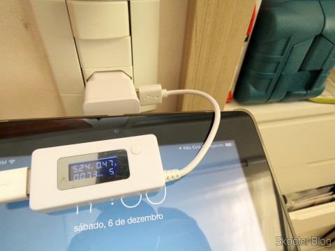 Teste do Carregador c/ Duas Saídas USB para iPhone, iPad, iPod, Samsung Galaxy Tab, etc. com um tablet iPad