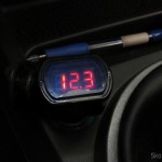 DealExtreme (DX): Medidor de Tensão de Bateria Automotiva com display LED e Conector para Tomada de Acendedor de Cigarros Medidor de Tensão de Bateria Automotiva com display LED e Conector para Tomada de Acendedor de Cigarros, em funcionamento, com o motor do carro desligado