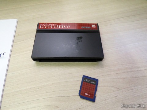 Master Everdrive (Deluxe Edition) e cartão SD que o acompanha