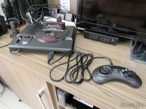 Genesis "GN6" Controller (Hyperkin) conectado ao Sega Genesis