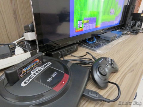 Genesis "GN6" Controller (Hyperkin) conectado ao Sega Genesis