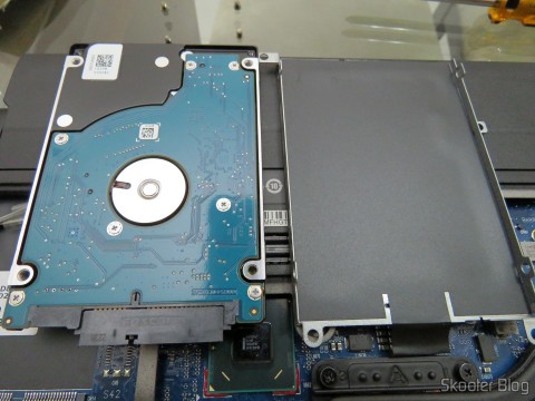 Removendo o HDD Seagate 320GB do suporte do Dell Latitude E6220