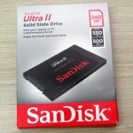 SanDisk Ultra II 240GB SATA III 2.5-Inch 7mm Height Solid State Drive (SSD) With Read Up To 550MB/s- SDSSDHII-240G-G25 em sua embalagem