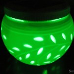 Lâmpada Decorativa de Mesa e Jardim Solar Cerâmica com 2 LEDs em funcionamento com LED RGB