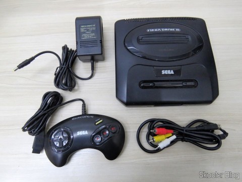 Mega Drive III da Tec Toy, com sua fonte de alimentação, joystick original e cabo A/V adquirido à parte