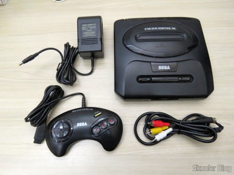Mega Drive III da Tec Toy, com sua fonte de alimentação, joystick original e cabo A/V adquirido à parte