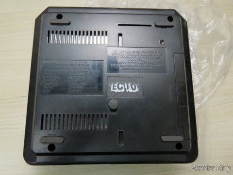 A parte de baixo do Mega Drive III da Tec Toy