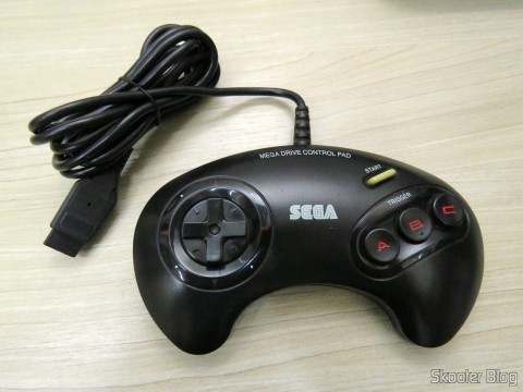 O joystick original que acompanha o Mega Drive III da Tec Toy