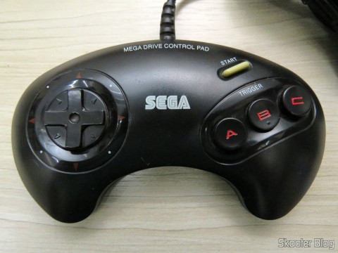 O joystick original que acompanha o Mega Drive III da Tec Toy