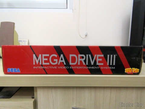 Lateral da caixa do Mega Drive III da Tec Toy