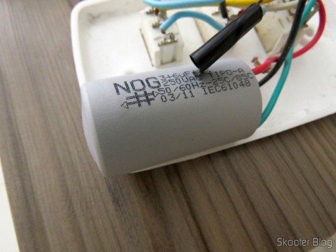 Chave da Dicompel com o capacitor da NOG, todo estufado, explicando o mau funcionamento