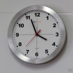 Máquina de Relógio Quartz 13mm Com Alça E Eixo - Uniart Relógio de Parede Ibraclock com a Máquina De Relógio Quartz 13mm Com Alça E Eixo - Uniart já instalada