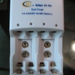 DealExtreme: Carregador Rápido Inteligente 4 Canais Auto-Stop para baterias AA/AAA/9V 6F22 BTY (100~240V AC) DealExtreme: Carregador Rápido Inteligente 4 Canais Auto-Stop para baterias AA/AAA/9V 6F22 BTY (100~240V AC)