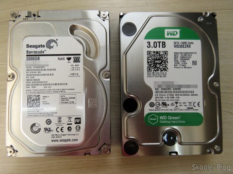 HD Western Digital WD Green 3.0TB WD30EZRX ao lado do Seagate ST2000DM001 que foi aposentado