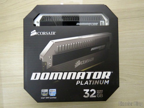 Kit Corsair Dominator Platinum 32GB (4x8GB) DDR3 1600 MHz (PC3 12800) Desktop Memory (CMD32GX3M4A1600C9) em sua embalagem
