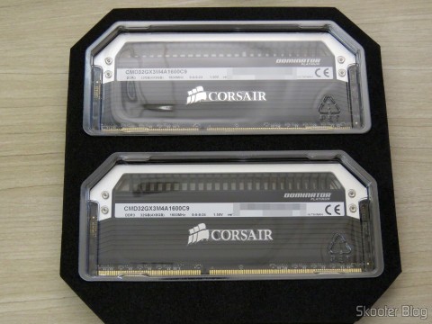 Kit Corsair Dominator Platinum 32GB (4x8GB) DDR3 1600 MHz (PC3 12800) Desktop Memory (CMD32GX3M4A1600C9) em sua embalagem