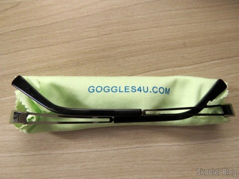 Óculos G4U 79012 com Lentes 1.56 Fotocromáticas Ciinza enrolado no tecido de limpeza da Goggles4U