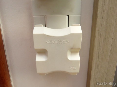 Adaptador de Tomada com 4 saídas de 3 pinos (2P+T) 10A ligado à tomada