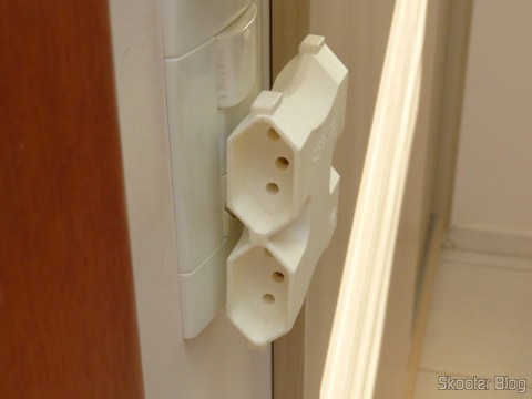 Adaptador de Tomada com 4 saídas de 3 pinos (2P+T) 10A ligado à tomada