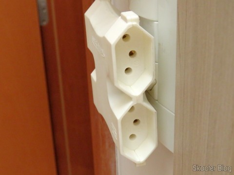 Adaptador de Tomada com 4 saídas de 3 pinos (2P+T) 10A ligado à tomada