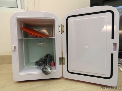 Mini Geladeira Retrô Portátil TV007 com cabos e manual dentro