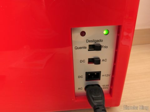 Mini Geladeira Retrô Portátil TV007 em funcionamento, resfriando