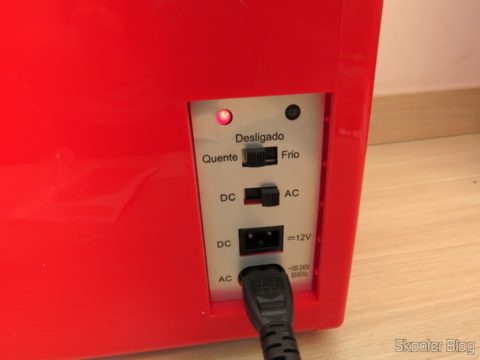Mini Geladeira Retrô Portátil TV007 em funcionamento, esquentando