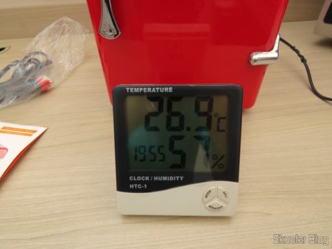 Teste de temperatura com a Mini Geladeira Retrô Portátil TV007