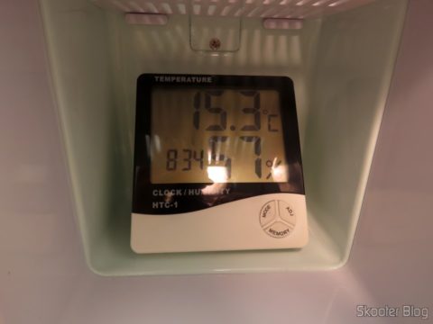 Teste de temperatura com a Mini Geladeira Retrô Portátil TV007