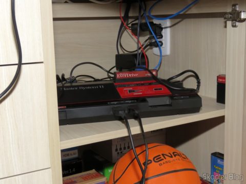 Master System II, com joystick na entrada 1 e Pistola Light Phaser na entrada 2
