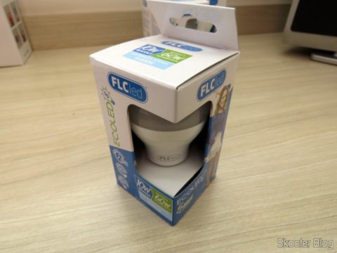 Lâmpada LED FLC 10W 6400K, em sua embalagem