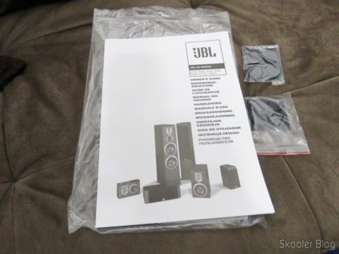 Manuais e pés adesivos das caixas acústicas JBL