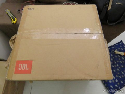 Caixas acústicas JBL em suas embalagens